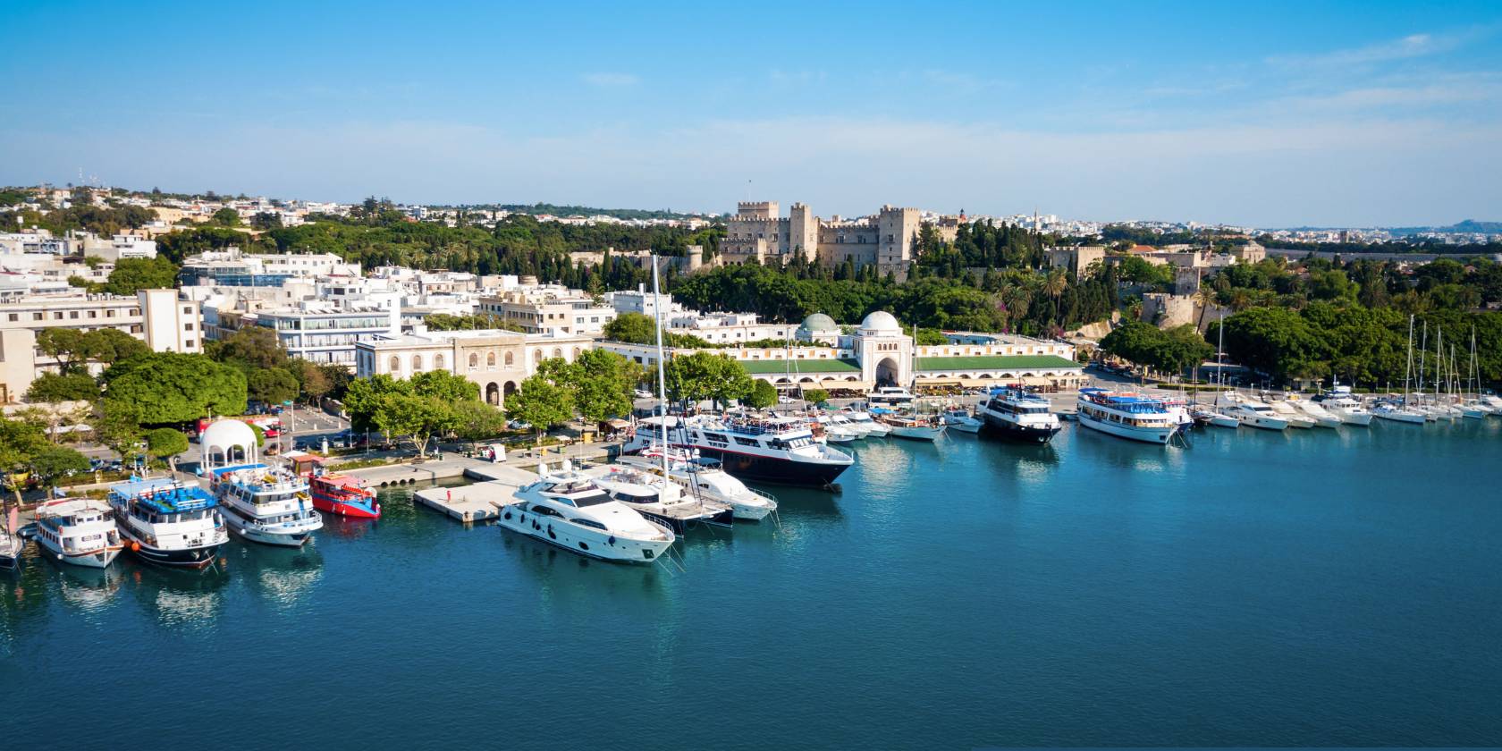 
Αεροφωτογραφία του λιμανιού Μανδράκι με γιοτ, την πόλη της Ρόδου και το Παλάτι του Μεγάλου Μαγίστρου